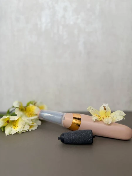سنگ‌پای برقی شارژی برای رسیدگی به پوست زبر کف پا، تصویر 5