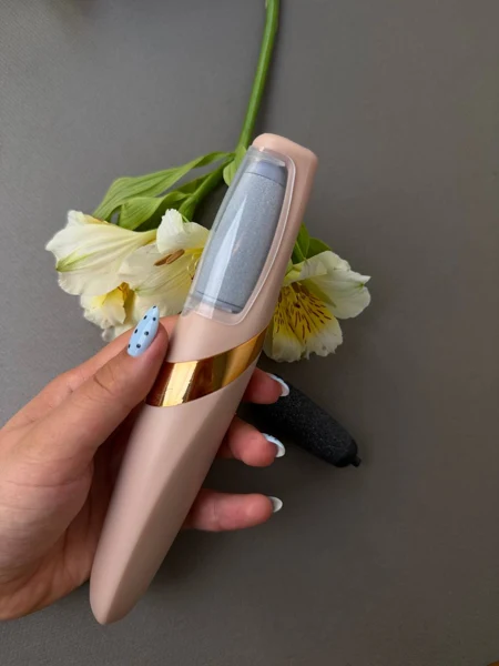 سنگ‌پای برقی شارژی برای رسیدگی به پوست زبر کف پا، تصویر 4