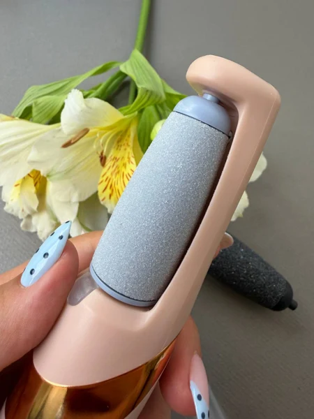 سنگ‌پای برقی شارژی برای رسیدگی به پوست زبر کف پا، تصویر 7